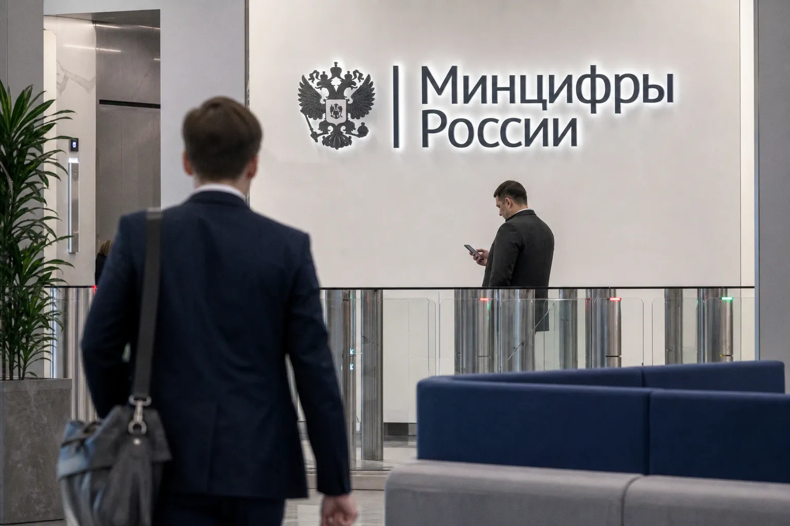 Минцифры меняет правила предустановки ИИ-помощников на смартфонах